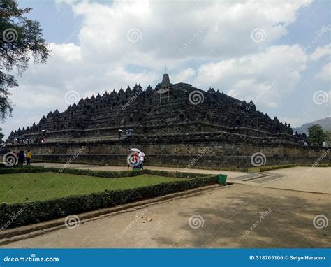 Borobudur:  Yksityiskohtainen Reliefien Maailma ja Mystisen Ajattelun Ilme!