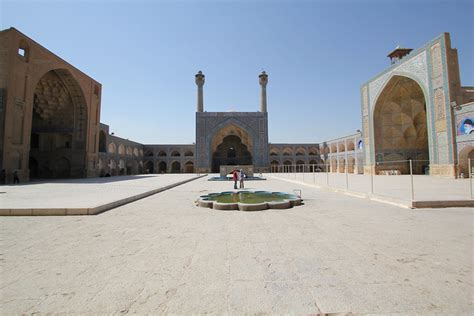  The Great Mosque of Isfahan: Kuvaileva Islamilainen Arkkitehtuuri ja Kirkas Ornamentti!